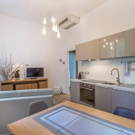 Guesthost - Centre Stylish Apartment Udine